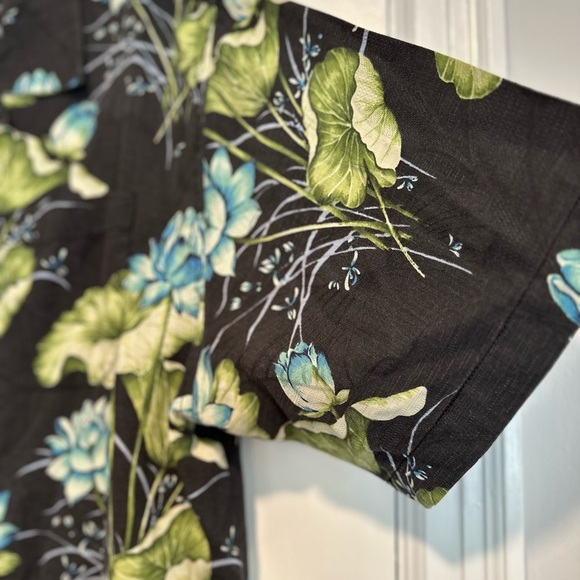 Tommy Bahama Size Large Silk Blend Blue Floral Hawaiian Shirt. Button Down. - Picture 8 of 11